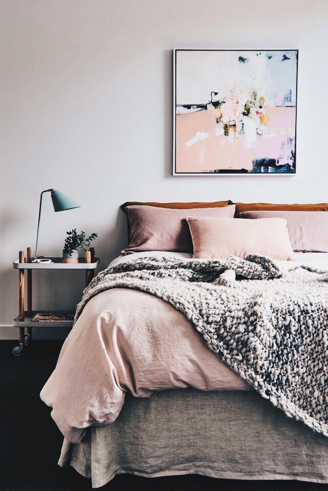 Don't have a headboard? Check out these super and simple no headboard ideas that you can try today. #homedecor #bedroomideas